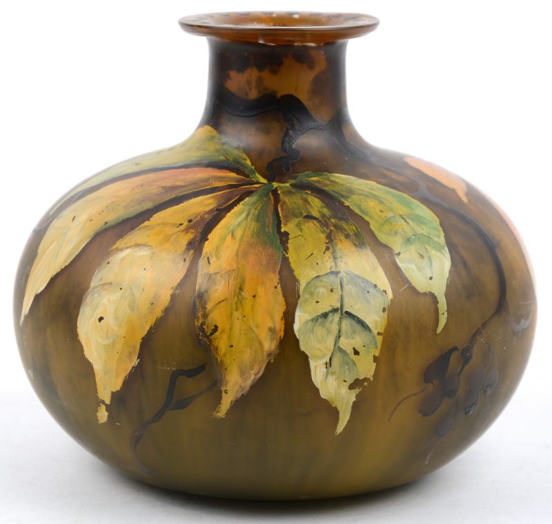 Een glazen vaas met een handgeschilderd decor van kastanjebladeren. Gesigneerd ‘Léo’. Tijdperk art nouveau. Gaaf.