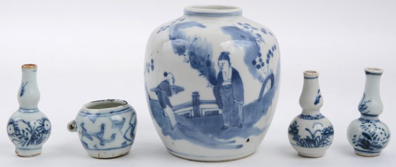 Een lot blauw en wit Chinees porselein, bestaande uit een vaasje met een decor van personages in een tuin, drie miniatuur kalebasvaasjes en een miniatuur jardinière. De eerste en de laatste gemerkt met stempel. XIXe eeuw.