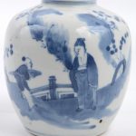 Een lot blauw en wit Chinees porselein, bestaande uit een vaasje met een decor van personages in een tuin, drie miniatuur kalebasvaasjes en een miniatuur jardinière. De eerste en de laatste gemerkt met stempel. XIXe eeuw.