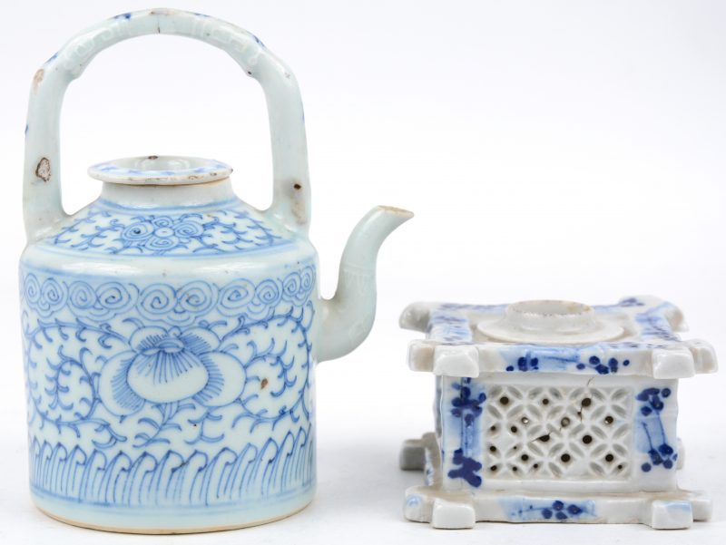 Een theepotje en een inktpot van blauw en wit Chinees porselein. XXe eeuw.