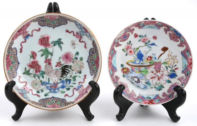 Twee kleine bordjes van Chinees porselein met famille rosedecors, waarbij één capucine met een haan en het andere met bloemen. XVIIIe eeuw.