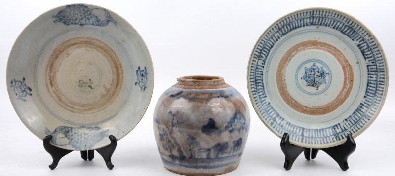 Twee borden en een gemeberpot van blauw en wit Chinees aardewerk. XIXe en XVIIIe eeuw. Eén met restauratie.