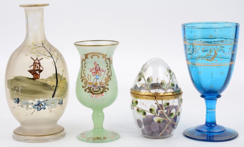 Een lot oud glaswerk, bestaande uit een eivormig dekseldoosje, twee glazen en een karafje met handgeschilderde decors.