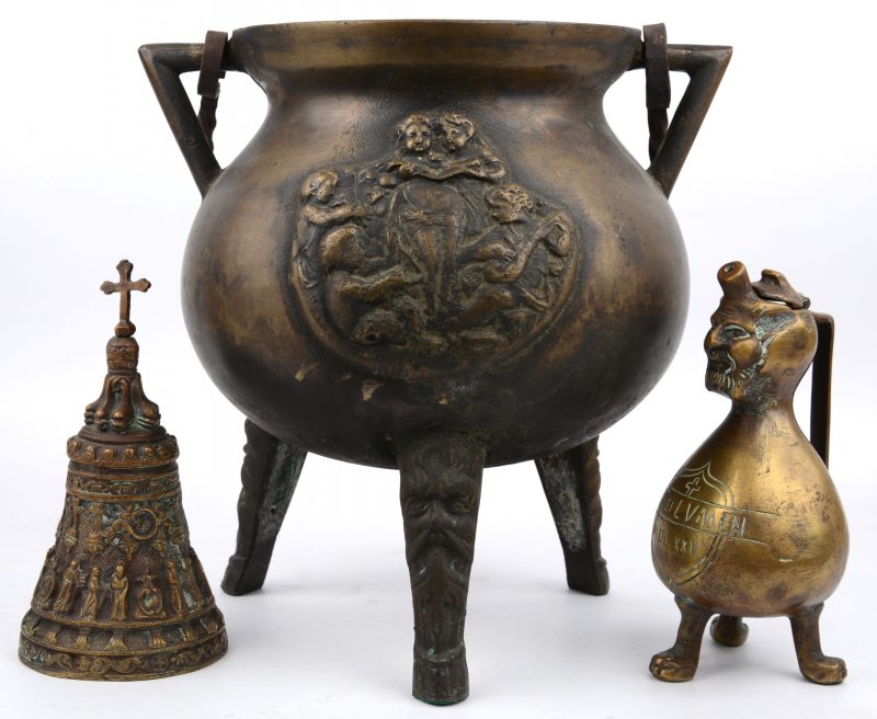 Een lot brons, bestaande uit een ketel met een reliêfdecor en een kerkbel. We voegen er een antropomorfe aquamanile aan toe met opschrift “Deus et Lumen MDLXXV”.