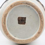 Balustervaas van Chinees porselein in grijs crackleware met een drakendecor in relief. Onderaan gemerkt.