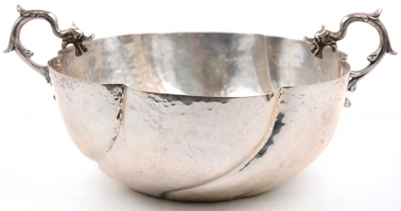 Een zilveren schaal, versierd met twee handvatten in de vorm van draakjes. Porto, 833‰.