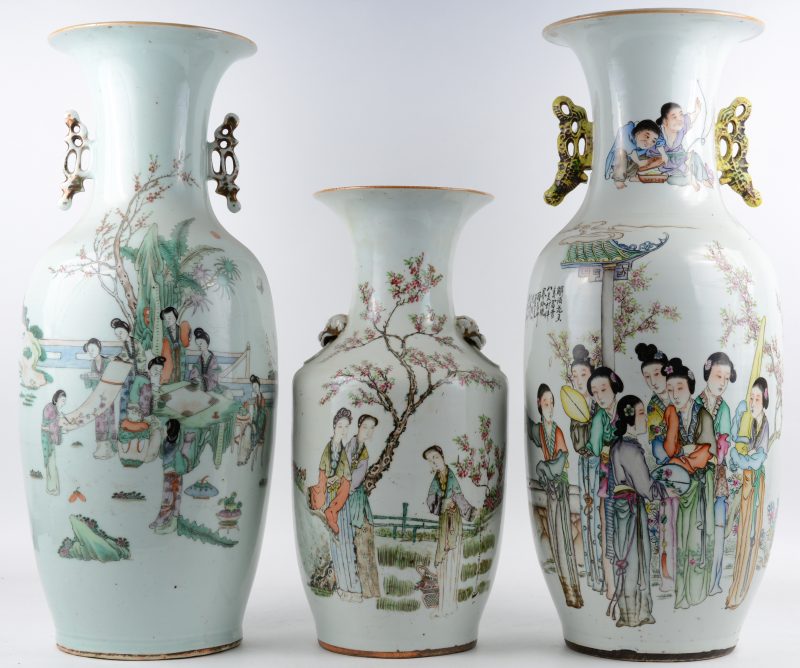 Een lot van drie verschillende vazen van Chinees porselein met een meerkleurig decor van lange lijzen. Zonder merken. Eerste helft XXe eeuw.