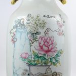 Een lot van drie verschillende vazen van Chinees porselein met een meerkleurig decor van lange lijzen. Zonder merken. Eerste helft XXe eeuw.