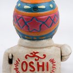 “Oshi”. Een spaarpot van gepolychromeerd gietijzer.