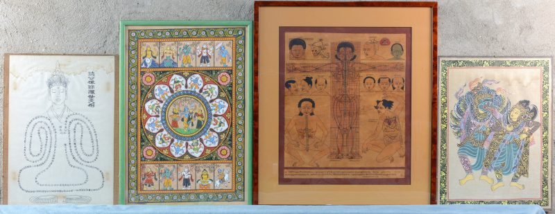 Vier Oosterse afbeeldingen waarvan een medische plaat, twee kleine thangka’s en een gebedsprent met Chinese lettertekens in de vorm van het lichaam van een Bodhisatva.