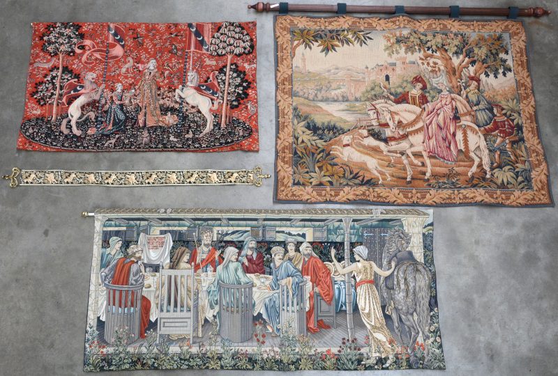 Een lot van drie tapisserieën naar oude voorbeelden.