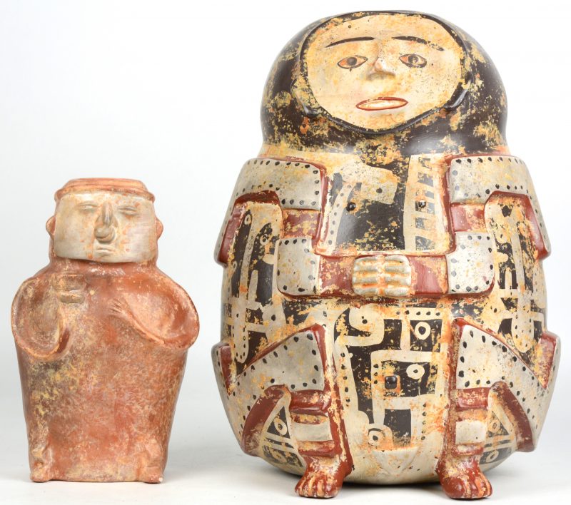 Twee replica’s van precolombiaanse urnen van gekleurd aardewerk.
