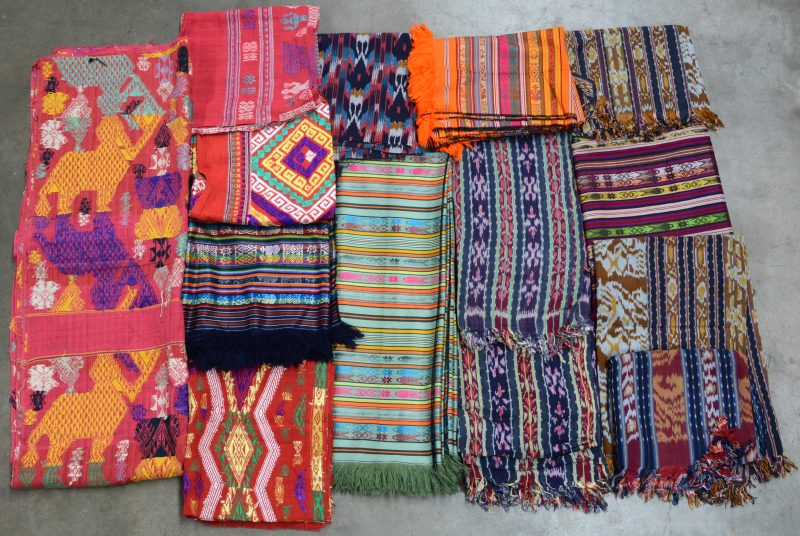 Lot textiel uit de Andes. 14 stuks. Een aantal met ikattechniek.