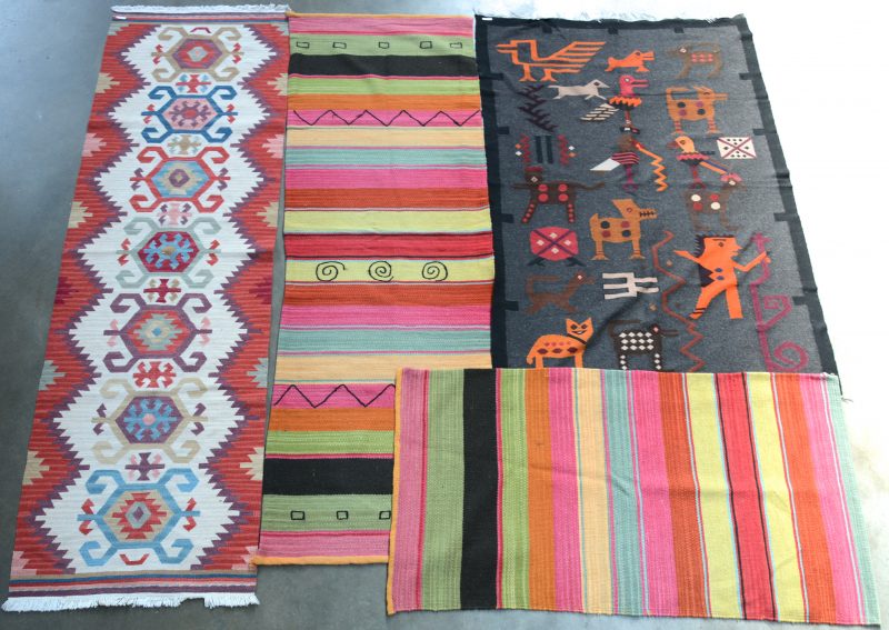 vier diverse wollen tapijtjes uit Afrika, Zuid-Amerika e.a.