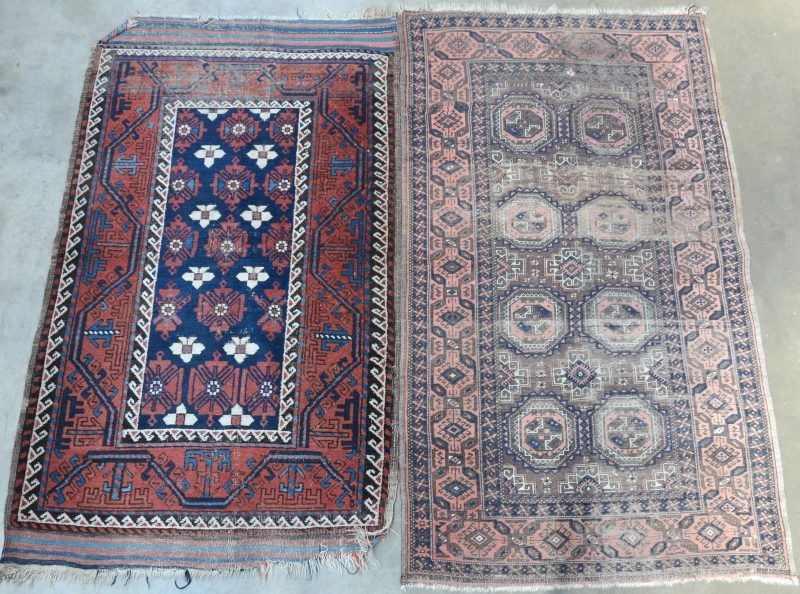 Twee handgeknoopte Oosterse wollen karpetjes.