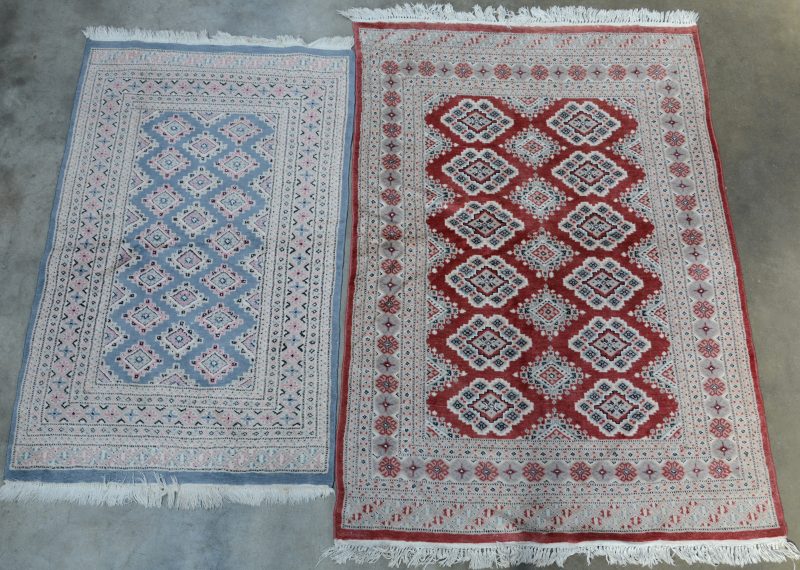 Een paar handgeknoopte Perzische karpetten van wol en katoen