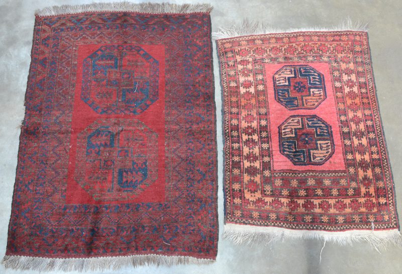 Een paar handgeknoopte Perzische karpetten van wol.