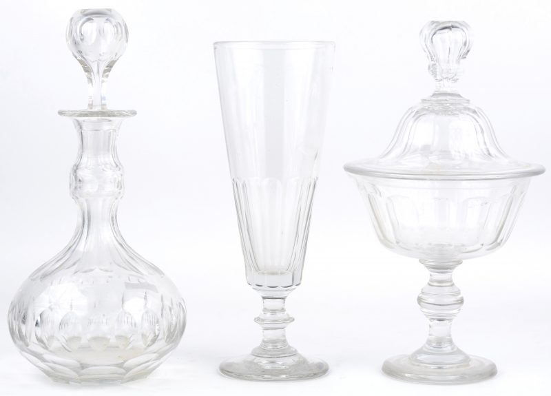 Een lot geslepen kleurloos kristal en glas, bestaande uit een drageoir, een karaf en een vaas op voet.