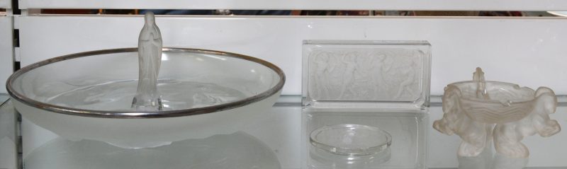 Een lot gesatineerd glas, bestaande uit een schotel met een decor van vissen, gemerkt Verlys, France, twee verschillende asbakken, waarbij één gedragen door drie paardjes en de andere met een decor van een, bacchanaal, een Mariabeeldje en een rond schoteltje.