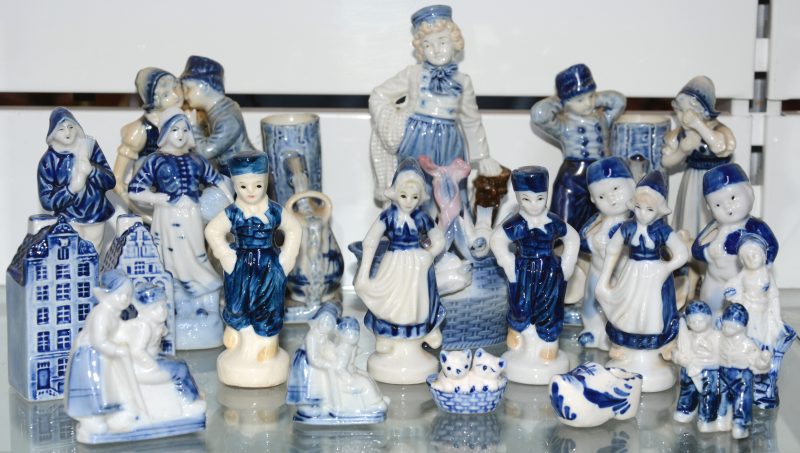 Een lot van negentien beeldjes van blauw en wit Delfts aardewerk.