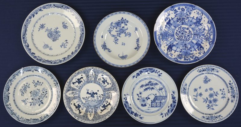 Een lot van zeven verschillende borden van blauw en wit Chinees porselein. Enkele randschilfers. XIXe en XXe eeuw.