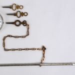 Een zakhorloge met zilveren gegraveerde kast en ketting we voegen er drie verschillende sleutels aan toe.