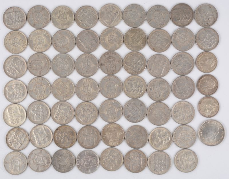 Een partij Belgische zilveren munten, 835‰. 58 stuks 100 BEF, muntslag, ontwerp Rau (7 x 1948, 11 x ‘49, 9 x ‘50, 29 x ‘51, 2 x ‘54). 3 x 50 BEF, Expo ‘58. 1 x 250 BEF, 25 jaar Boudewijn I, ontwerp Luyckx, 1976.