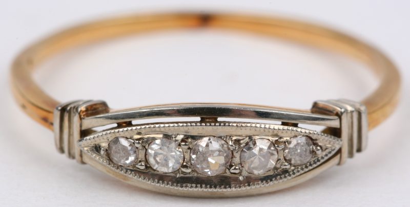 Een 18 karaats wit en geel gouden ring bezet met briljanten met een gezamenlijk gewicht van ± 0,15 ct.