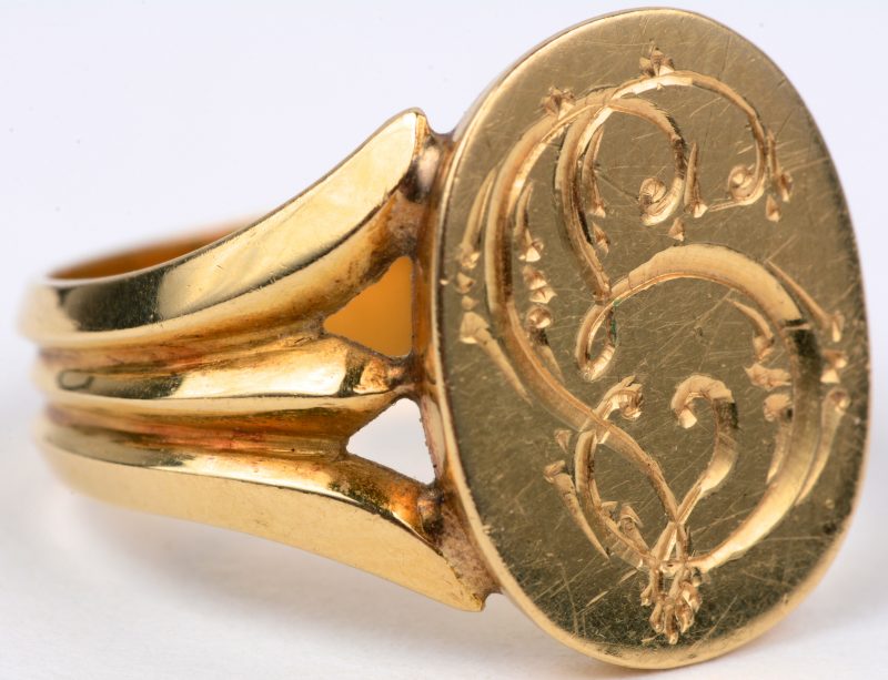 Een 18 karaats geel gouden zegel ring met gegraveerde initialen.