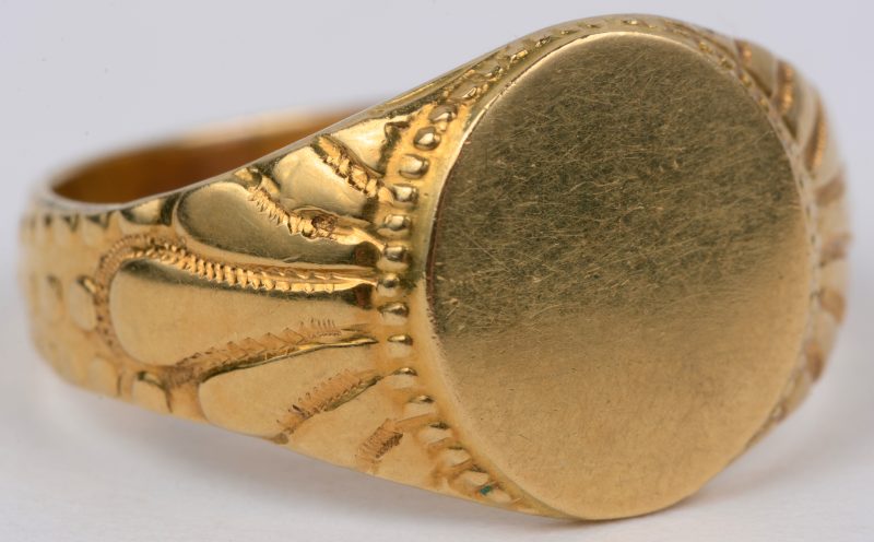 Een 18 karaats geel gouden ring bezet met gegraveerde zijkanten.
