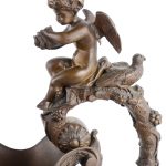 Een paar bronzen sierkannen, versierd met een reliëfdecor van dansende en musicerende putti en druivenranken op de buik en bovenaan getooid met een zittend engeltje en een duif. XIXe eeuw.
