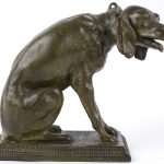 Een lot brons, bestaande uit een boerentrekpaard, een fazant, een dansende beer op marmeren sokkel met een pique-fleur van koper en parelmoer op de rug (beschadigd) en een zittende hond van zamak.
