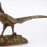 Een lot brons, bestaande uit een boerentrekpaard, een fazant, een dansende beer op marmeren sokkel met een pique-fleur van koper en parelmoer op de rug (beschadigd) en een zittende hond van zamak.