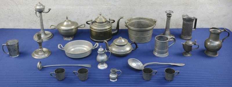 Een gevarieerd lot tin, bestaande uit theepotten, kandelaarsn maatbekers, kannen, lepels, enz. XVIII, XIXe en XXe eeuw.
