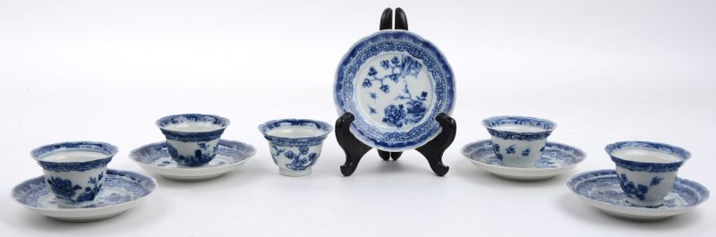 Een lot van vijf kopjes met onderbordjes van blauw en wit Chinees porselein.  XIXe eeuw.