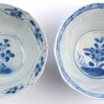 Twee kopjes met onderbordjes van blauw en wit Chinees porselein met verschillende decors. XVIIIe eeuw. Eéntje gerestaureerd.