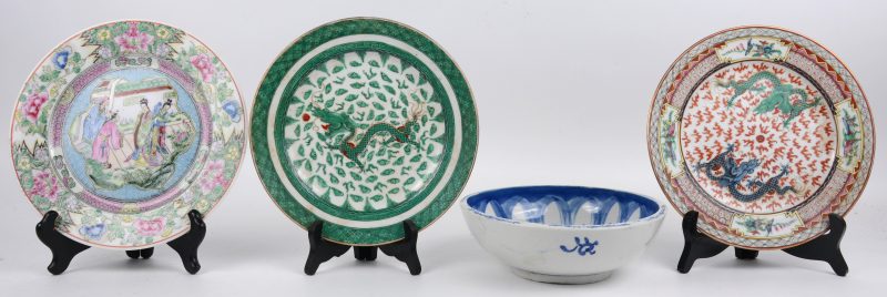Een lot van drie verschillende meerkleurige borden en een blauw en witte schaal van Chinees porselein. XXe eeuw.