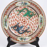 Een lot van drie verschillende meerkleurige borden en een blauw en witte schaal van Chinees porselein. XXe eeuw.