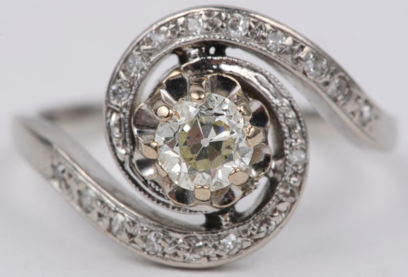 Een 18 karaats wit gouden ring bezet met briljanten met een gezamenlijk gewicht van ± 0,40 ct.