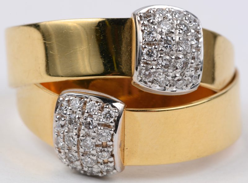 Een 18 karaats geel gouden ring bezet met briljanten met een gezamenlijk gewicht van ± 0,40 ct.