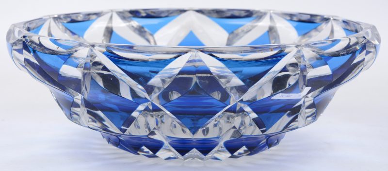 Een coupe van geslepen kristal, blauw gekleurd in de massa. Onderaan gemerkt.