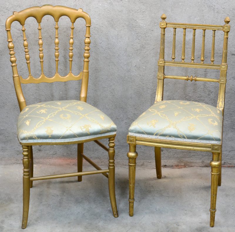 Twee verschillende stoelen van goudgepatineerd hout, waarvan één in Lodewijk XVI-stijl.