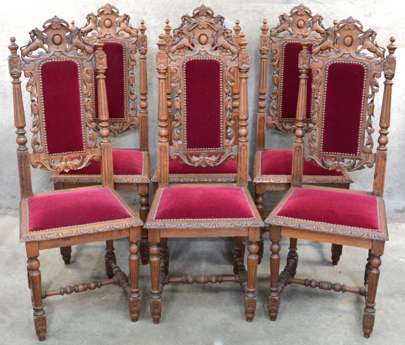 Zes stoelen van gebeeldhouwd eikenhout in Lodewijk XVI-inspiratie.