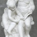 “Kinderen met boek”. Een beeld van wit marmer naar een werk van Del Torrione. Op een zuil in renaissancestijl, eveneens wit marmer.