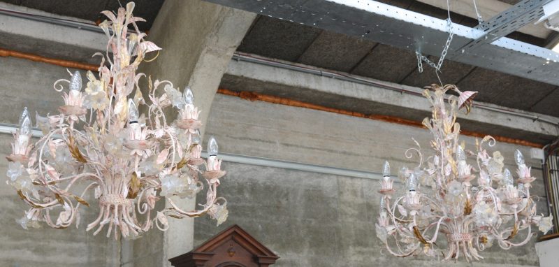 Een paar luchters van gepolychromeerd smeedijzer met tien lichtpunten in de vorm van gebladerte en versierd met glazen bloemetjes.