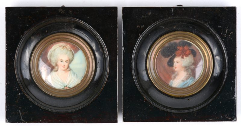 Twee ronde miniaturen met portretten van achttiende eeuwse dames. Eén gesigneerd Joriot.