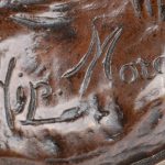 “De korendraagster”. Een beeld van bruingepatineerd brons. Gesigneerd en met merk van de ‘Société des Bronzes de Paris’.