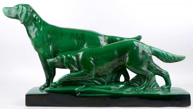 “Jachthonden”. Een art deco groep van groengeglazuurd aardewerk.