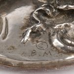 “Jonge vrouw”. Een art nouveau groepje van verzilverd brons. Gemonogrameerd ‘B.M.’. op sokkeltje van plexiglas.