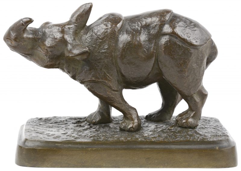“Neushoorn”. Een beeldje van bruingepatineerd brons. Gesigneerd “Amorgasti” en gedateerd 1928.
